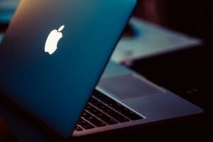 Laptop met verlicht Apple-logo