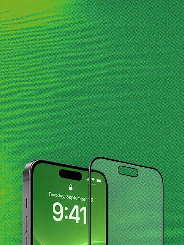 Doorzichtige gehard glas screenprotector voor smartphone met uitsparing, op groene achtergrond.