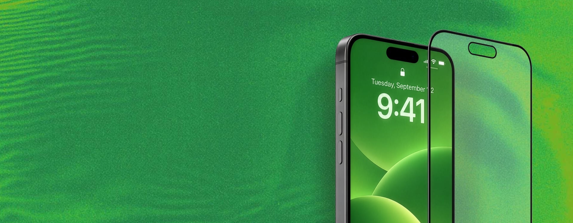 Doorzichtige gehard glas screenprotector voor smartphone met uitsparing, op groene achtergrond.